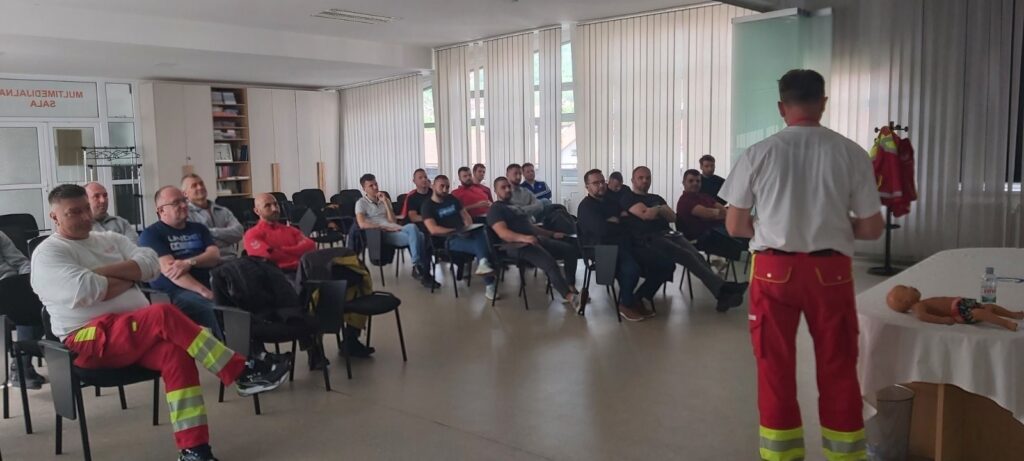 RADNICI ANGAŽOVANI U SLUŽBI HITNE MEDICINSKE POMOĆI POHAĐAJU DODATNU EDUKACIJU IZ HITNE MEDICINSKE POMOĆI | DOM ZDRAVLJA ZENICA