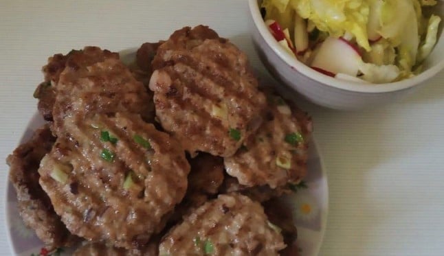 Svi će vas pitati za recept: Pljeskavice sa mladim lukom