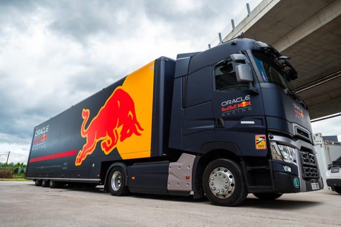 Zvijezda Red Bull Showruna: Kamion s F1 bolidom RB7 stigao