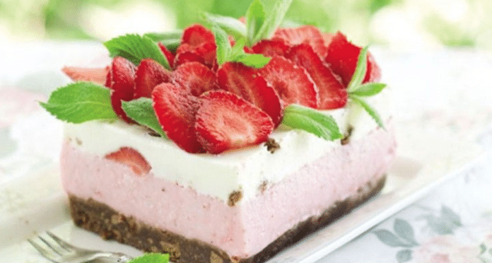 Jeftina, ukusna i osvježavajuća torta sa jagodama koja se ne