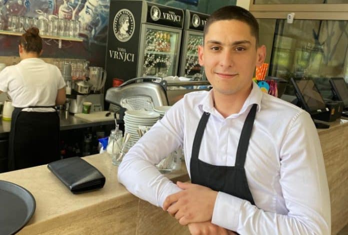 KONOBAR KOJI JE OSVOJIO SRCA: Zaposlio sam se da baki