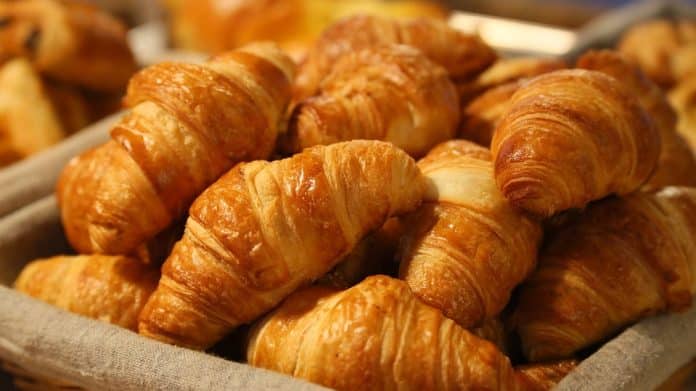 RECEPT ZA NAJMEKŠE LISNATE KIFLICE SA SIROM