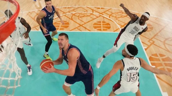 Neprikazani trenutak: Sudije napuštaju teren, dok naši košarkaši nastavljaju sa