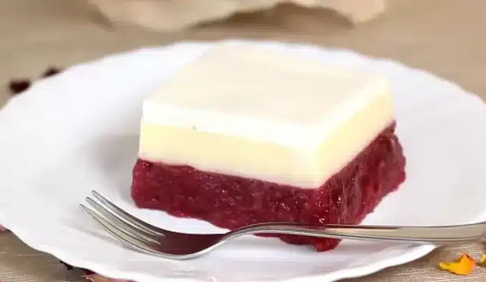 Osvežavajući kolač sa višnjama i pudingom bez potrebe za rernom