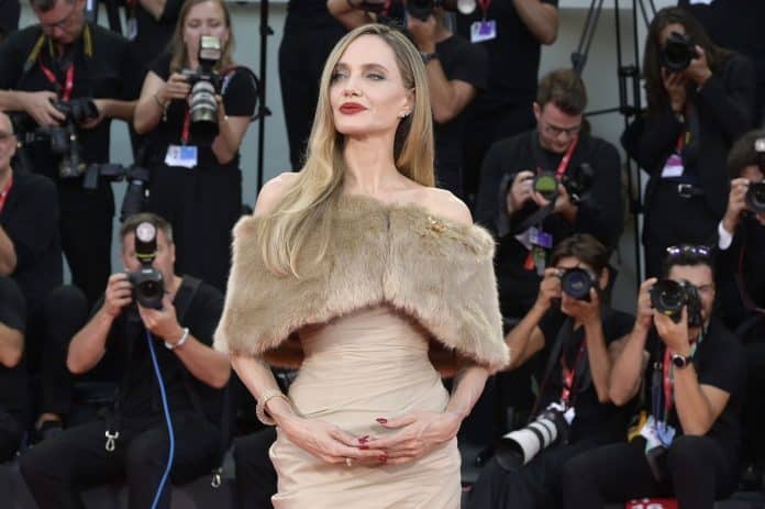 Angelina Jolie dobila osmominutni pljesak u Veneciji, a onda zaplakala: