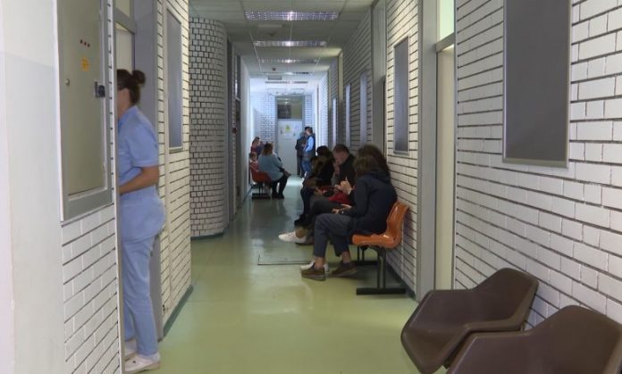 DNEVNIK TVSA: Radnici Doma zdravlja KS traže bolje plaćanje za
