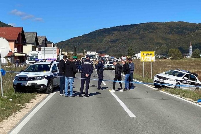 Drama na Kupresu: Kombi probio policijsku blokadu, demolirao nekoliko vozila
