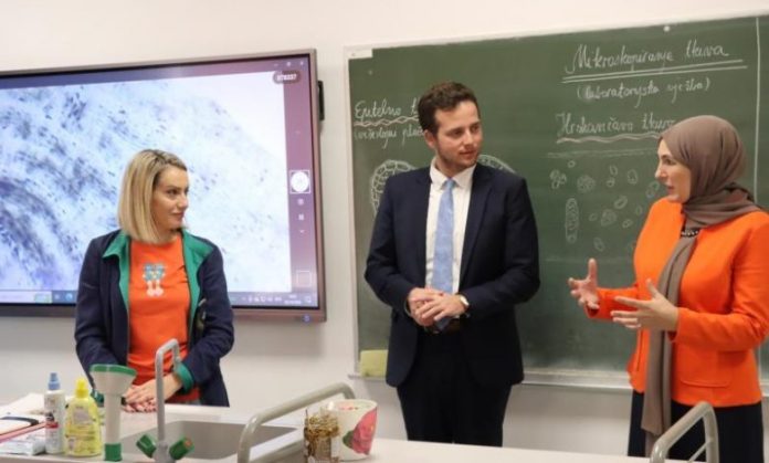 Podsticanje profesionalnog razvoja učenika kroz savremene kabinete hemije i fizike