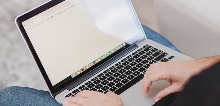 tipkanje e-pošte na prijenosnom računalu