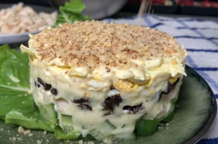 Pileća salata sa orasima i suvim šljivama