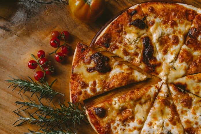 Zdrava pica od integralnih tortilja sa začinskim biljem
