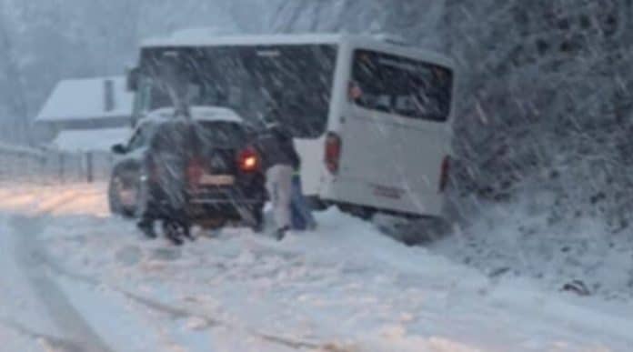 Kolaps kod Gradačca: Autobus pun putnika sletio sa ceste, saobraćaj