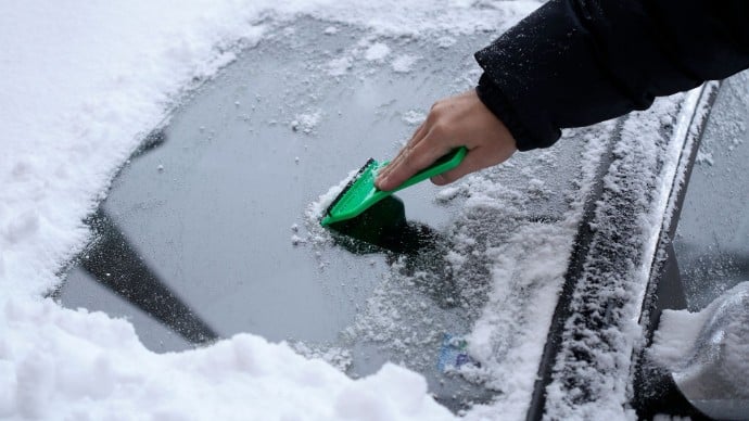 U ovim državama je zabranjeno zagrijavati auto dok čistite snijeg