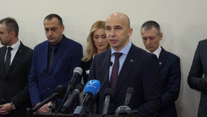 press-vlade-2612-2.jpg