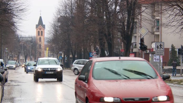 Teslićanin pucao na policiju kroz zatvorena vrata i pobjegao kroz