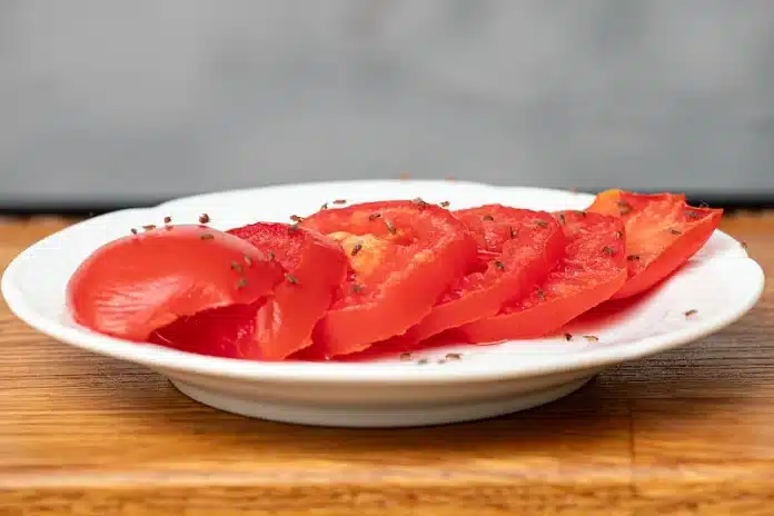 Čaša s čašom pomoći će vam da se riješite vinskih