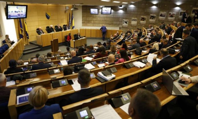 U toku sjednica Predstavničkog doma, ispred zgrade Parlamenta FBiH protest