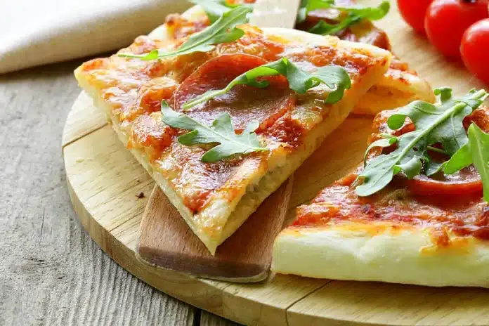 Ukusno, hrskavo i brzo: Napravite savršenu pizzu u lisnatom tijestu
