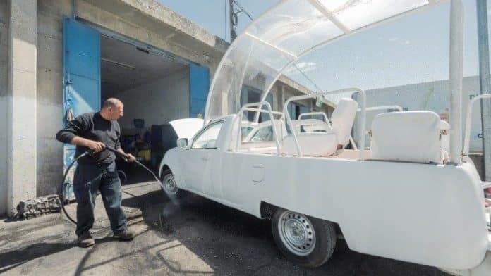 Papino naslijeđe mira i dalje sija: Papamobil danas spašava djecu