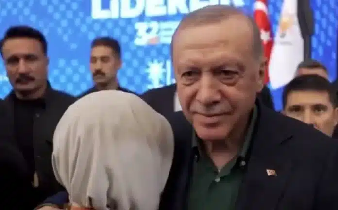 Erdogan ono što nismo vidjeli: utješi smo ženu plače nakon