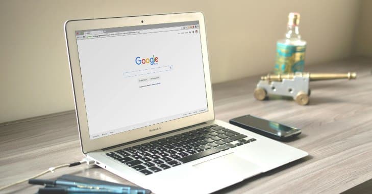 Laptop s otvorenom Google stranom