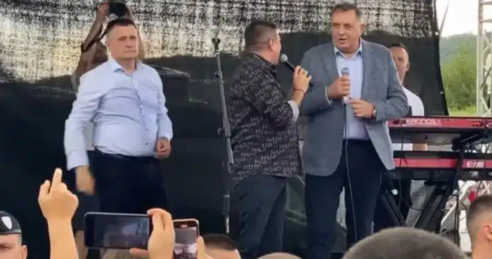 (Video) Dodik ne može bez mikrofona: Pješeni s Bay Little