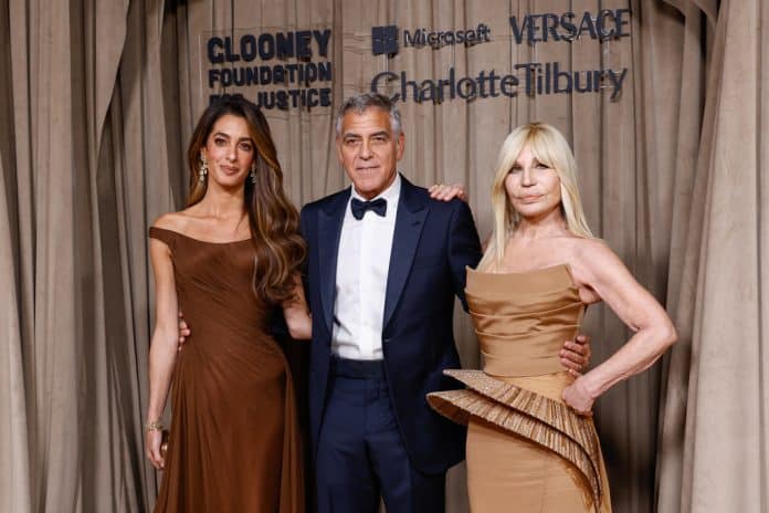 Clooneyjevi pod svjetlima, Versace iza riječi pohvale