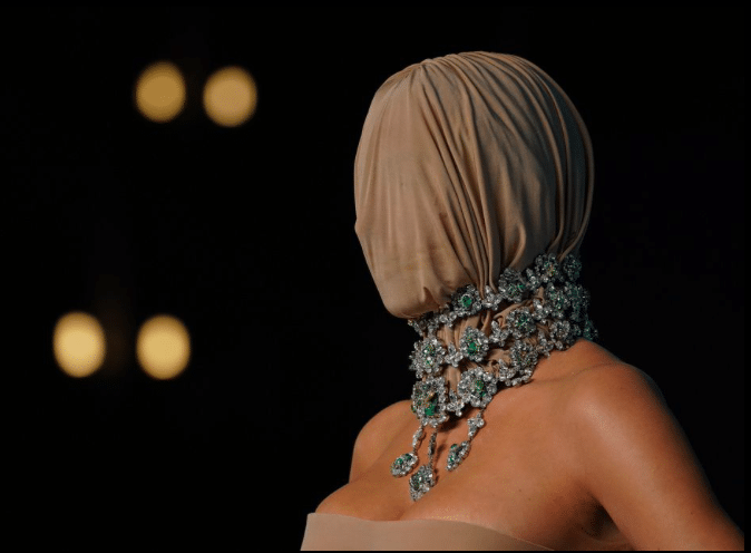 Novo iznenađenje s crvenog tepiha: Kim Kardashian šokirala maskom preko