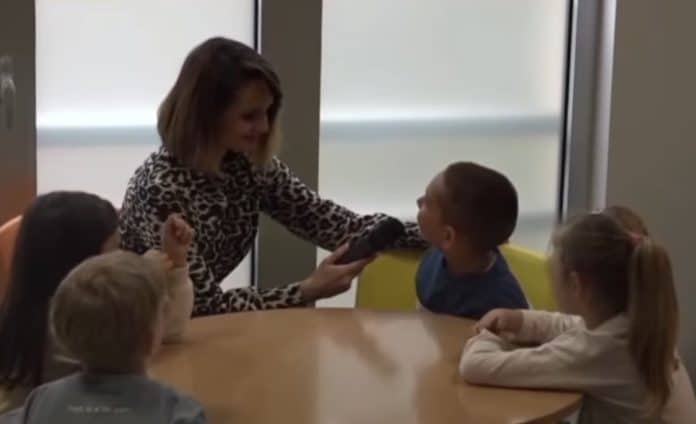 (VIDEO) Šestogodišnji šarmer iz Mostara osvojio je simpatije ružom i