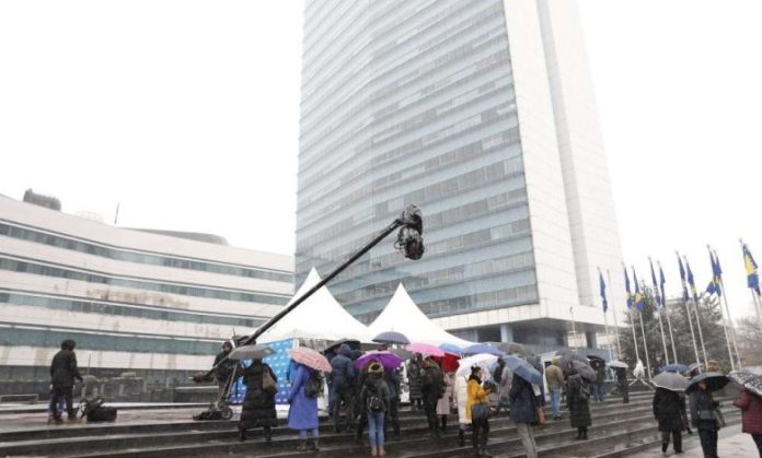 Protest radnika BHRT-a ispred Parlamenta BiH – Gašenje javnog servisa