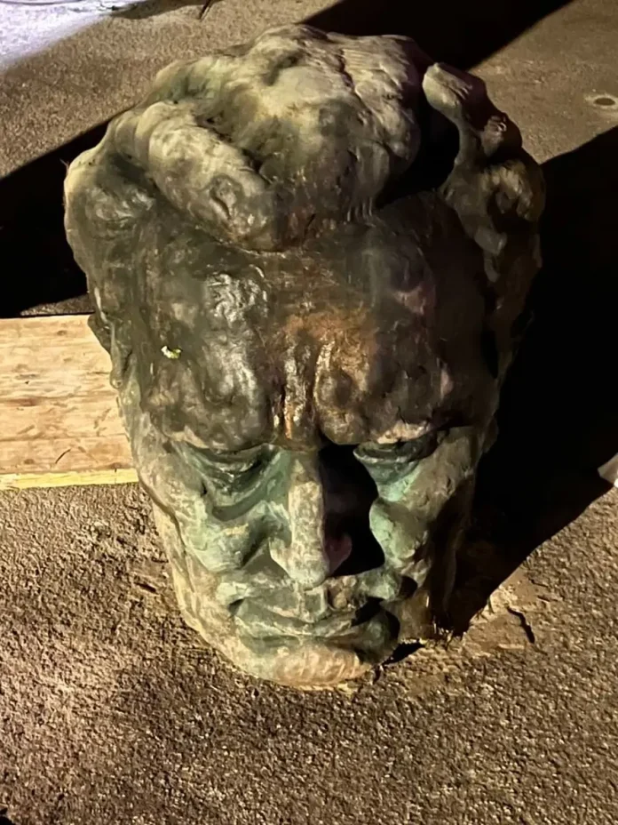 Uhićen muškarac koji je u Velenju otuđio glavu Titova spomenika: