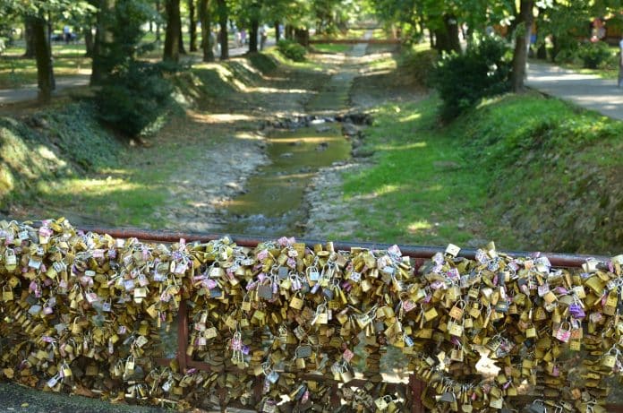Priča o Mostu ljubavi u Vrnjačkoj Banji tužna je i