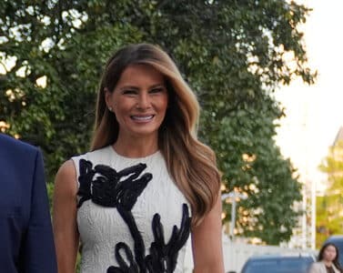 “Izgužvana zavjesa ili visoka moda?” Melania Trump izazvala lavinu reakcija