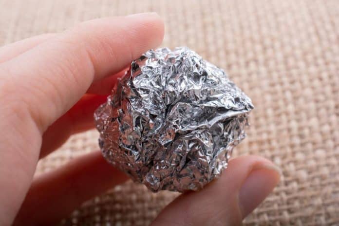 Komad aluminijske folije stavila je ispred kućnih vrata: Preko noći