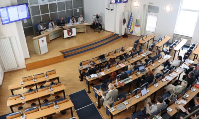 Skupštine KS: Usvojeni ključni zakoni za uvođenje pomoćne policije, helikopterske