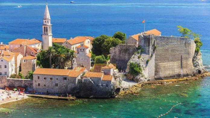 Budva, grad u kojem su mladići morali imati 15 stabala
