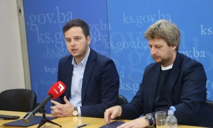 Potpisani ugovori između Ureda Vlade KS za dijasporu i 16