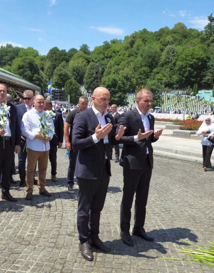 Delegacija20Vlade20ZDK20odala20pocast20zrtvama20genocida20u20Srebrenici.jpg