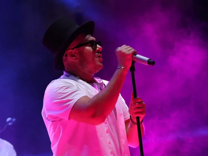Spektakl ispod Starog mosta: Tropico Band oduševio Mostarce, publika u