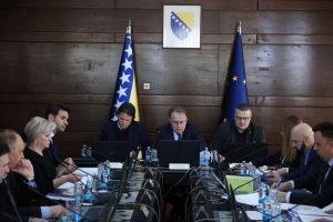 Članovi Vlade Federacije BiH sjedili za stol tijekom službene sjednice
