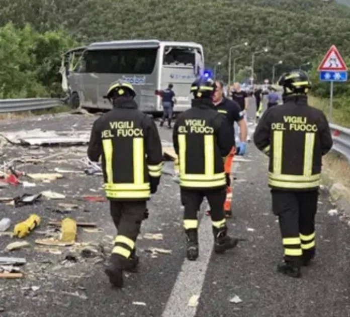 Stravična nesreća u Italiji: Autobus i kamper u frontalnom sudaru,