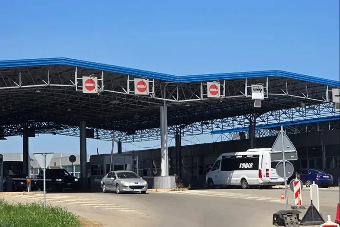 Granični policajac i policajka se potukli na prijelazu u Karakaju: