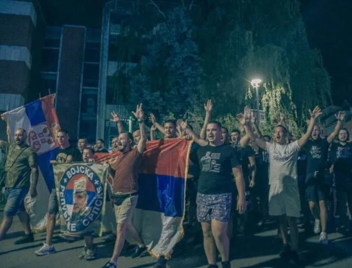 Sramotne scene u Zvorniku: Više stotina ljudi palilo svijeće i