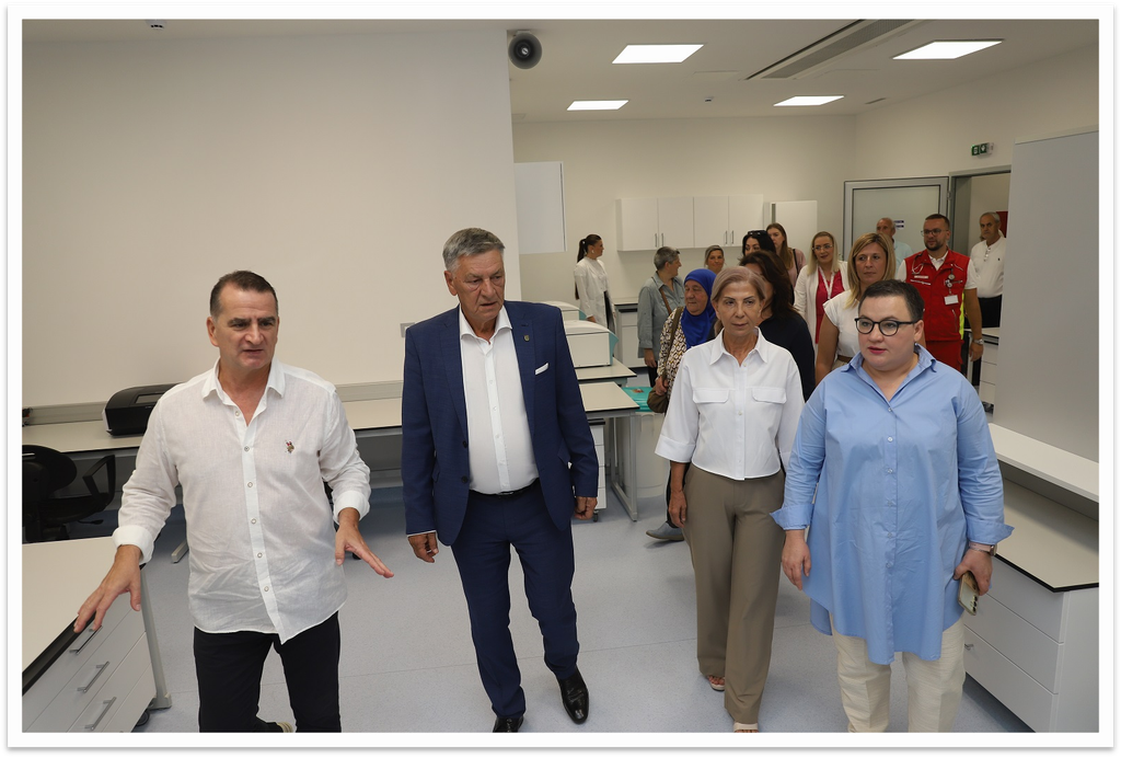 SVEČANO OTVOREN NOVI ZDRAVSTVENI OBJEKAT ZA POTREBE SLUŽBE ZA HITNU MEDICINSKU POMOĆ, SLUŽBE ZA LABORATORIJSKU DIJAGNOSTIKU PRIMARNOG NIVOA I SLUŽBE ZA ZDRAVSTVENU ZAŠTITU OBOLJELIH OD SPECIFIČNIH I NESPECIFIČNIH PLUĆNIH OBOLJENJA | DOM ZDRAVLJA ZENICA