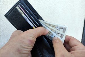 posu je radniku iz automobila ukrao nov anik sa 70