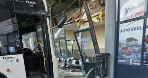 te ka nesre a u bih vozilo uletjelo u autobusni ko