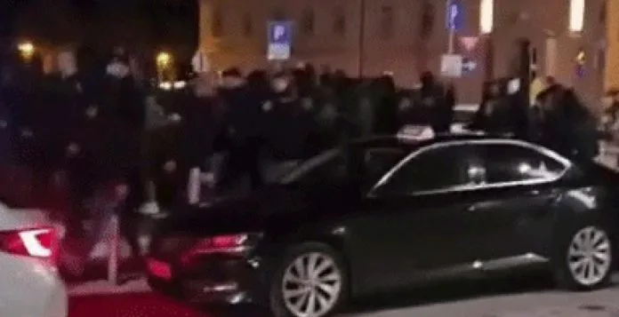 NASILJE U SPLITU: Torcida napala navijače Ajaxa na Rivi