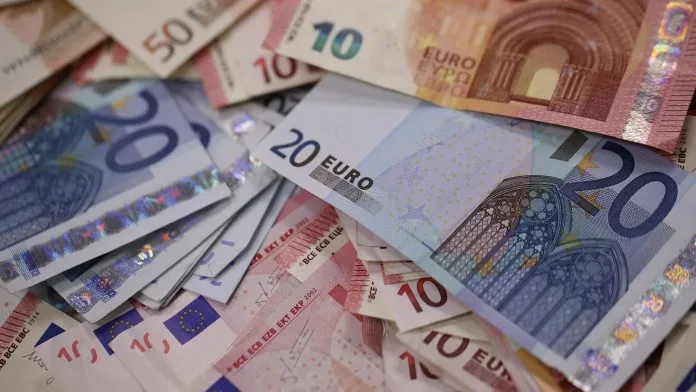 Kurs eura prema dolaru pod pritiskom zbog nafte i Francuske